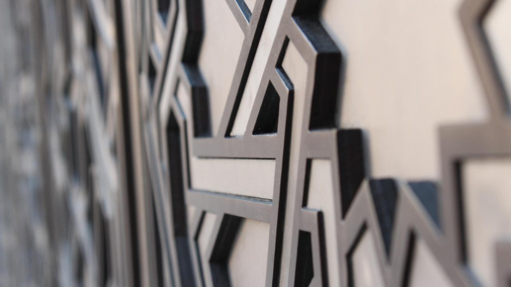 Créer une décoration unique grâce à la découpe de métal sur-mesure