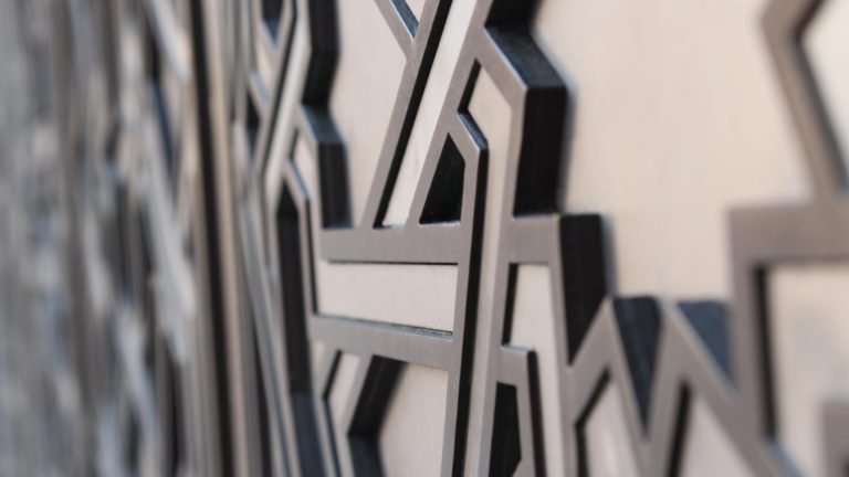 Créer une décoration unique grâce à la découpe de métal sur-mesure