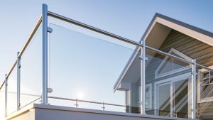Sécuriser sa terrasse : garde-corps, rambarde, barrière, quelles solutions efficaces ?